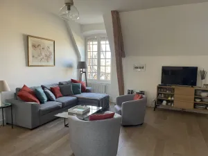 Image of Spacious Apartment in Renovated Castle Estate with Garden Access and Modern Amenities