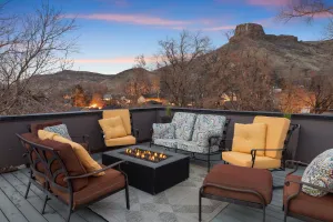 Image of Rooftop Hot tub! Family Friendly! Mountain Views!