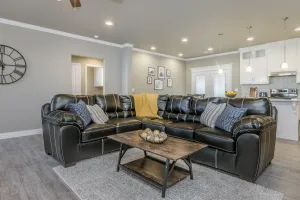 Image of Beautifully Decorated New Home, King Bed, Washer/Dryer & Fully Stocked Kitchen