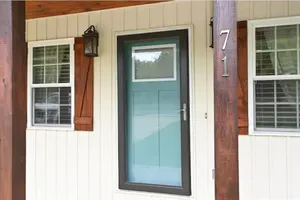 Image of The Blue Bird offering 2 bd\/2ba with free parking
