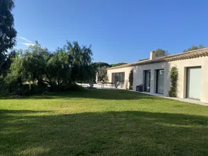 Image of Recent single-storey villa with sea view close to La Réserve hotel