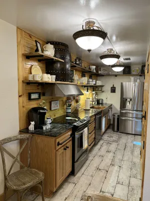Image of No chores! \/ 8 guests \/⬇️stairs \/🦮🐈\/WI-FI\/ Jacuzzi\/ easy access