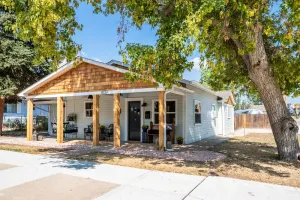 Image of Charming cottage located in historic downtown Louisville.