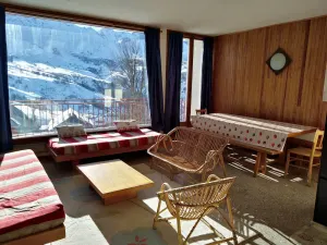 Image of Apartment 8 people facing the needles of Arves