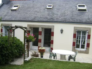 Image of House in a pastoral setting: 2 or 4 people