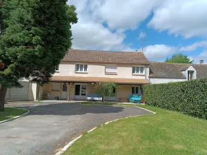 Image of Spacious 5-Bedroom Cottage Near Paris with Garden and Parking