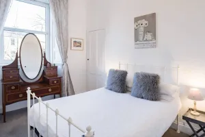 Image of 5 star beautiful & vintage, spacious apt in chic location!