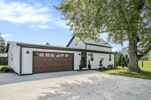 Image of Farmhouse On 4