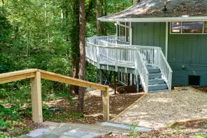 Image of Modern Treehouse Close to Duke