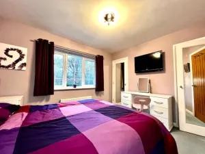 Image of No.10 in Epsom (5 bed house) close to common & Horton Park