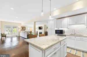 Image of 2\/2 bath large private apartment , eat in kitchen living room, gym & laundry