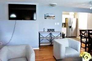Image of Modern & Spacious ~ Near Bill Snyder ~ ♛Royal Beds