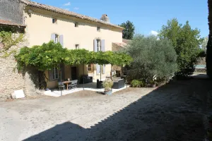 Image of Provencal farmhouse with swimming pool