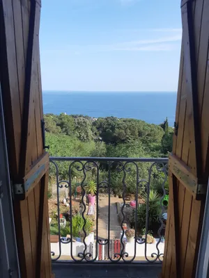 Image of HAUT DE VILLA au MONT ST CLAIR VUE EXCEPTIONNELLE MER et FORÊT terrasses, piscine, pétanque, solarium privés