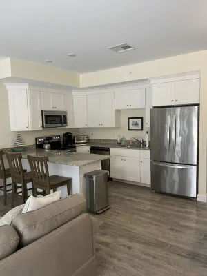 Image of Beautiful 1-Bedroom Luxury Condo Sleeps Up to 4, Block to Beach