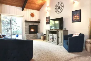 Image of Clean Sandpoint condo in quiet lakefront community w\/ pool, tennis courts