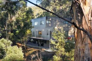 Image of Treetops-Large Home 9km to CBD Sleeps 10