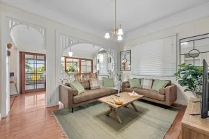 Image of Comfy, Character QLD’r ~ 3Bed House w\/Parking ~ Woolloongabba