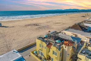 Image of Beachfront, Roof Deck, Well-Stocked w\/ Views & Nearby Food, Drinks & Cafes!