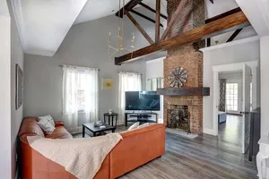 Image of Renovated Victorian Condo Near Forsyth Park
