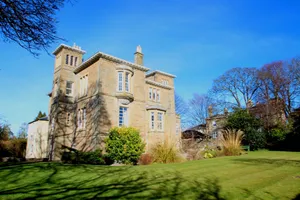 Image of Beautiful 2 to 3 bed apartment with stunning views!