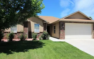 Image of Great southside location, 2 mins to Bridges, fenced back yard, 2 car garage, AC!