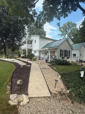 Image of Cozy efficiency ONE large room ONE QUEEN bed apartment with kitchenette no oven.