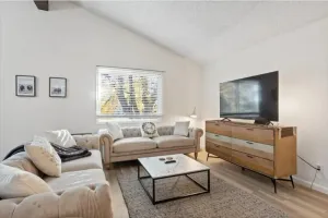 Image of Conveniently located, 4bd, 3bath, Vaulted ceilings