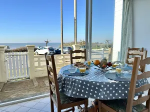 Image of Stunning  villa for 6 guests with WIFI, TV, pets allowed and parking