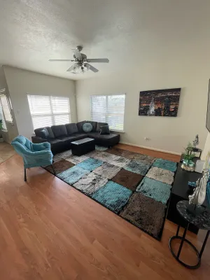 Image of KING SUITE COZY 3 BEDROOM 3 BATHROOM HOME near IAH|DOWNTOWN!
