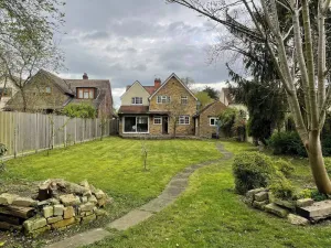Image of Pass the Keys Idyllic Home in Picturesque Village of Wraysbury