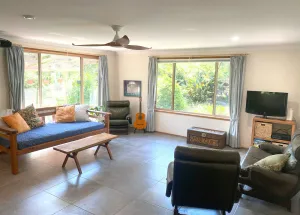 Image of 3 bedroom house with spa bath, close to Beach & Town