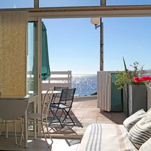 Image of luxurious studio 'feet in the water' (3 meters from the pond).