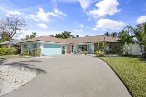 Image of Tequesta\/Jupiter Pool Home close to Beaches and Dining. 2 miles to the beach.