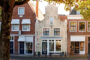 Image of Rijksmonument in het centrum van Harlingen met uitzicht op de grachten
