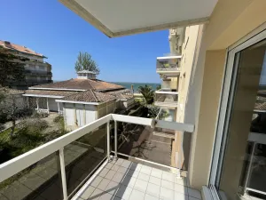Image of Cozy 2-Bedroom Apartment with Balcony & Full Amenities Near Arcachon Beach