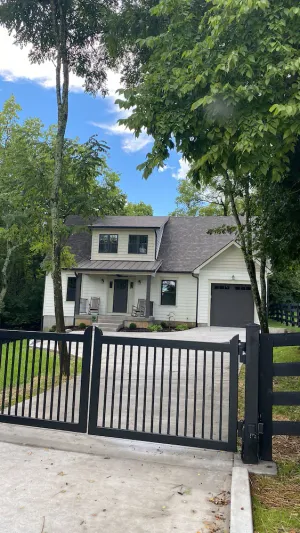 Image of Cottage is located on scenic byway in beautiful bluegrass region of Lexington KY