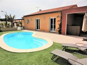 Image of Air-conditioned city 8 people with private swimming pool in a quiet area with enclosed garden