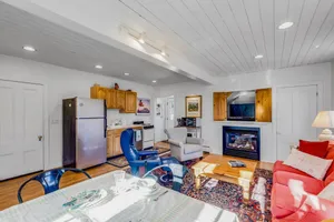 Image of Linden Tree: Walk to Hallmark Holiday Downtown, Gas Fireplace, Spacious, Fast WiFi, Smart TV