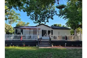 Image of DE-stress in this quiet, serene cottage. Mountains, Horses, Verde River, Peace.
