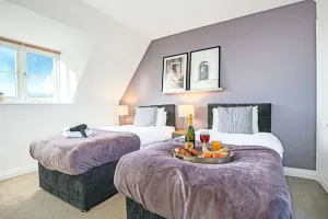 Image of Beautiful & Spacious House - Free Parking & Wifi