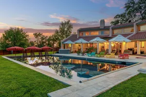 Image of Gorgeous 5-bedroom, sleeps 12, 20 minutes from Sensorio, centrally located