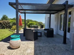 Image of Quiet Landes family home with swimming pool.