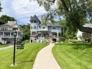 Image of The Castle Cottage - 63 Beach - Weque - Private Lake Access