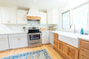 Image of Secluded luxury House in the Hills w\/king bed