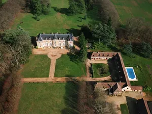 Image of Charming Cottage in Castle Park with Heated Pool, Horse & Pet Friendly, Enjoy Apéros and Park Tours