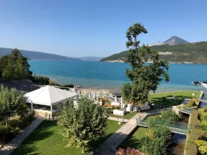 Image of Logement atypique avec vue unique panoramique sur le lac d’Annecy, dans une résidence avec plage et ponton privée sur la commune de Duingt (Rive gauche du lac).