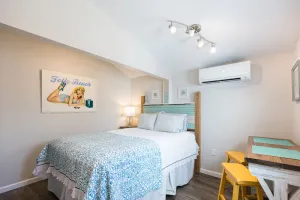 Image of Nautical-themed Studio less than a block to sea, sun and fun!