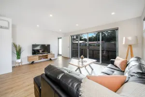 Image of \"The Bay Townhouse\"-3 Bed, 2.5 Bath-500m to Beach.