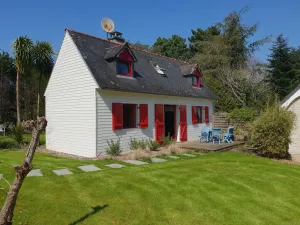 Image of Warm house in the heart of a forest, close to shopping and beaches
